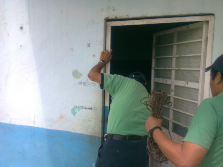 maestros reparando una puerta de 2°
