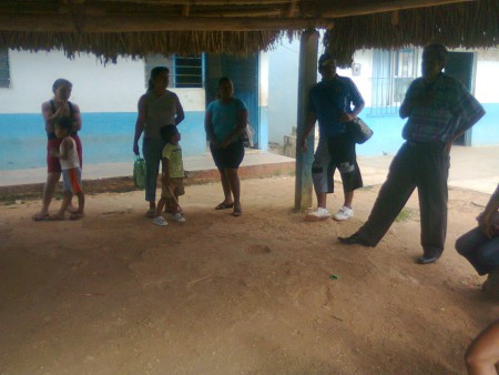 padres de familia en reunion con el director para informar acerca de los talleres
