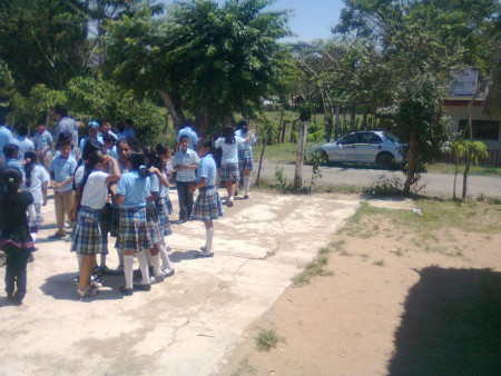 niños realizando simulacro de temblor