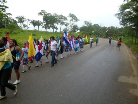 alumnos desfilando por la carretera principal de la localidad de las animas