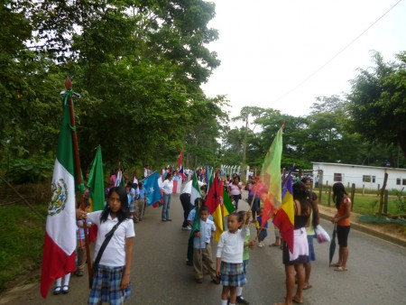 un alto en los contingentes  por un pequeño problema con la bandera de un niño