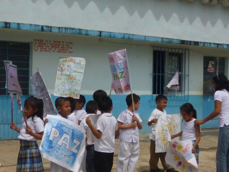 MAESTRA ANGELES ORGANIZANDO ALOS ALUMNOS PARA INICIAR DESFILE