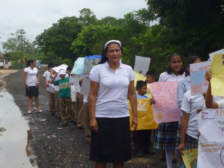 MAESTRA BEATRIZ MUY SONRIENTE EN EL DESFILE DE IGUAL MANERA LAS ALUMNAS