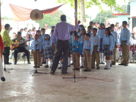 MAGISTRAL DIRECCION ARTISTICA DEL DIRECTOR VICTOR MANUEL AGUILAR MARTINEZ EN LA DIRECCION DEL CORO ESCOLAR DE SU ESC.