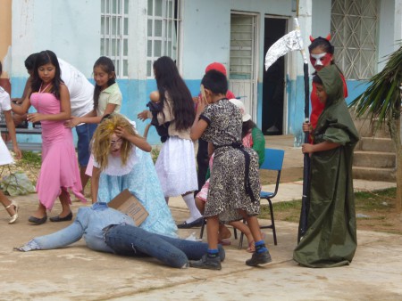 ALUMNOS Y (AS) INTERPRETANDO EL BAILE DEL VIEJO