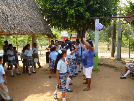 ALUMNAS Y MADRES DE FAMILIA BAILANDO
