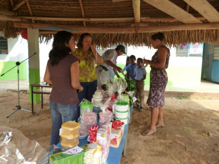 MAESTRAS  ANGELES BEATRIZ Y NANCY ORDENANDO LOS REGALOS 