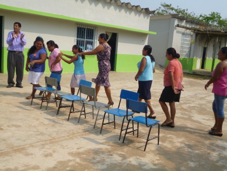 MAESTRA BEATRIZ PARTICIPANDO EN EL  JUEGO DE LA SILLA