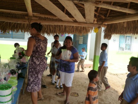 MADRE ALEGRE POR RECIBIR SU REGALO